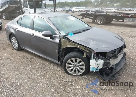 2019 Toyota Camry Le z USA, uszkodzony, nr VIN 4T1B11HKXKU260141